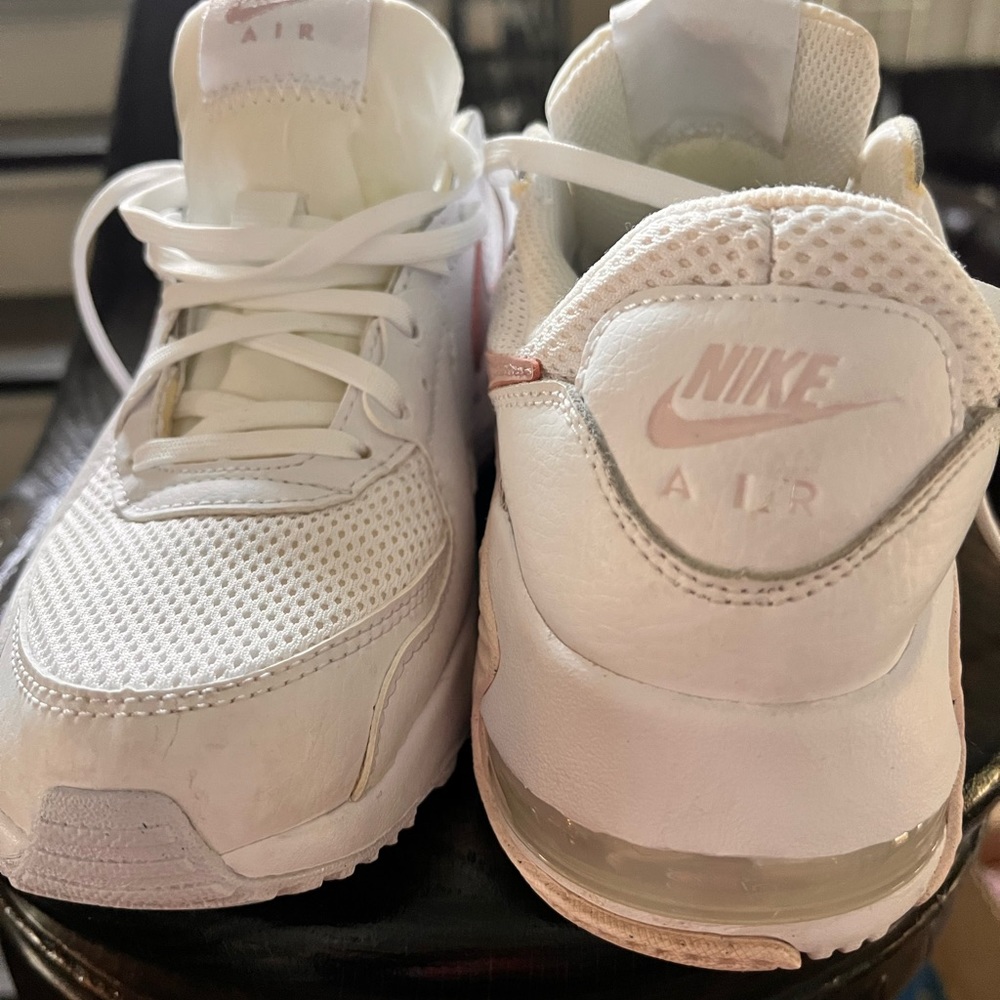 Women’s Size 7 Nike Air Max Excee white with rose pink